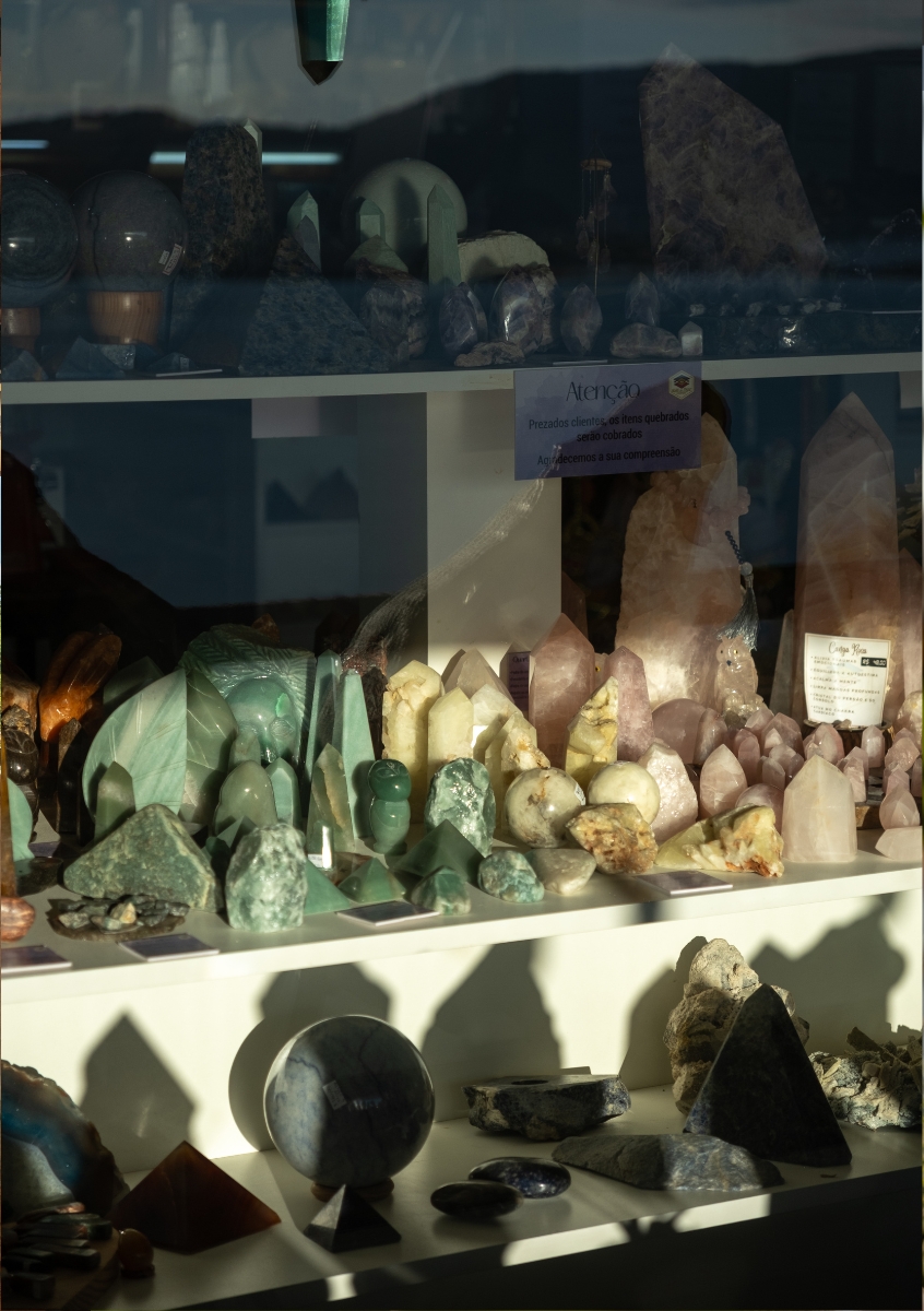 Vitrine com cristais variados