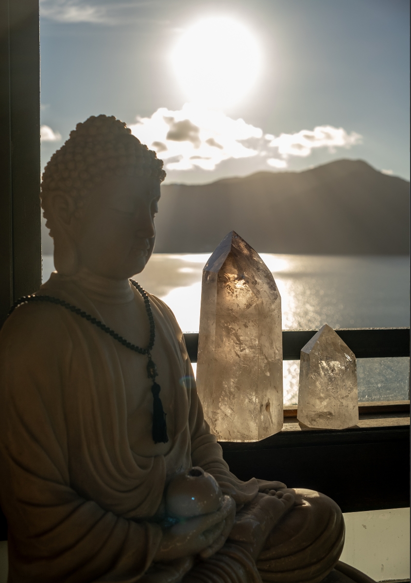 Buda e cristais ao pôr do sol sobre a Lagoa